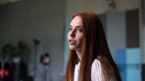 Close-up face of happy attractive young woman with red hair talking with Vídeos de archivo 136505935