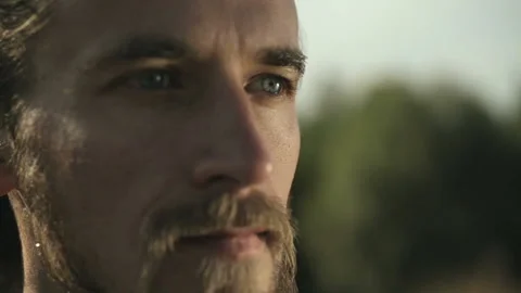 Close-up face of a mountain hiker man in the forest. Vídeo Stock 116500714