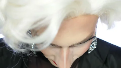Close-up face of parody actor blonde with red lips, blue eyes and catchy makeup Vidéo 166637092