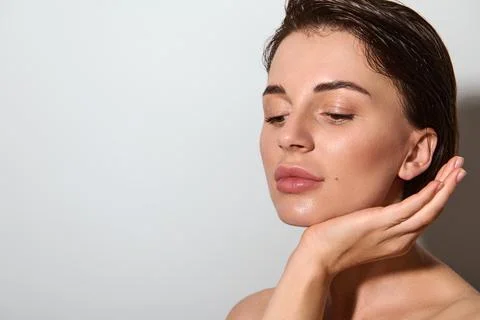 Close up face portrait of dark haired elegant woman with healthy clear glowin Stock-Fotos