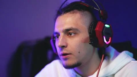 Close-up of the face of a young guy-gamer indignant at his team Vidéo 143374219