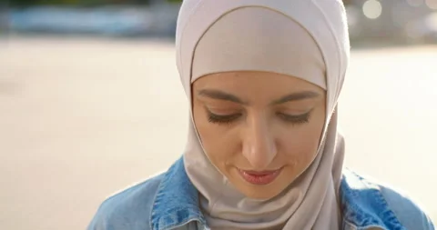 Close up of face of young muslim beautiful woman in traditional headscarf Stock Footage 137331322