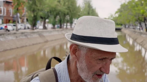 Close-up facial expression, eyes elderly Caucasian man, source tourism 스톡 동영상 286239899