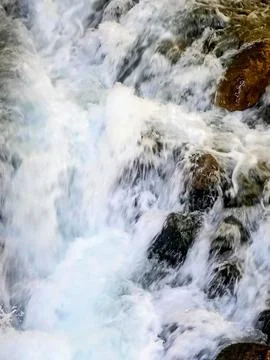 Close-Up of Fast Flowing Mountain Stream Water Over Rocks 写真素材