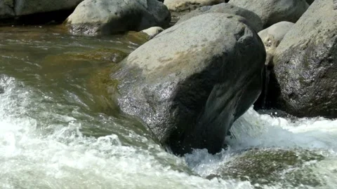 Close up of a fast flowing rocky mountain river Video stock 320954562