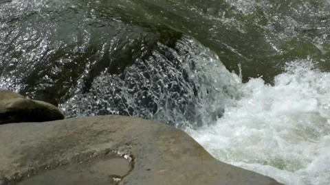 Close up of a fast flowing rocky mountain river Video stock 320954563