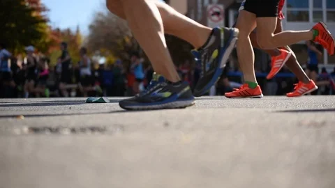 Close up of feet at marathon Vídeos de archivo 106701000