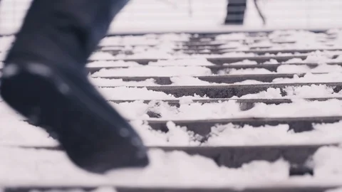 Close up feet running in the snow 스톡 동영상 121666252