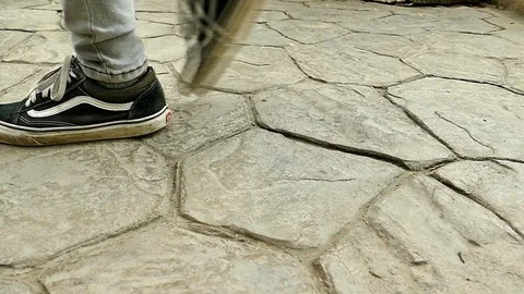 Close up feet walking on the floor. 스톡 동영상 76291820