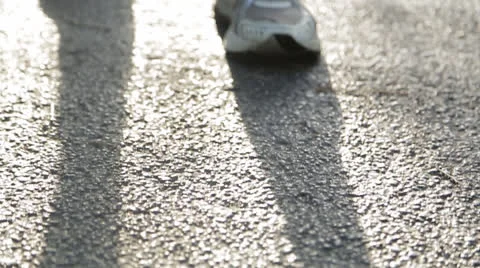 Close Up Of Feet Walking Vídeos de archivo 27125798