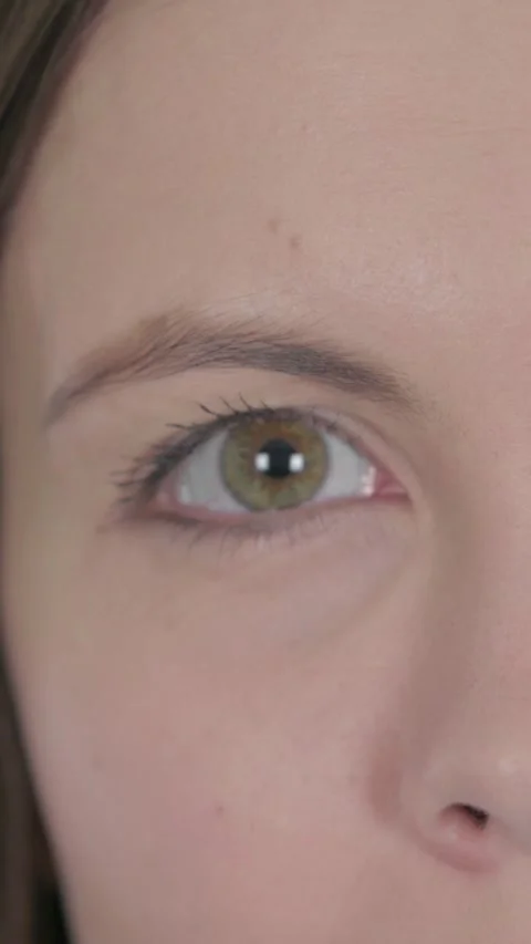 Close Up of Female Blinking Eyes, vertical video 動画素材 329103840