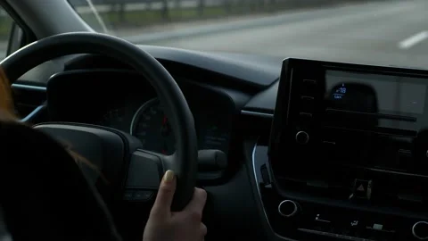 Close-up Female Driver Hands On Steering Wheel. Woman Driving Car Along. Toyota Vídeos de archivo 133441592