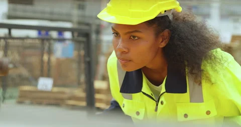 Close-up Female Engineer  checking machine at factory. 스톡 동영상 252174566