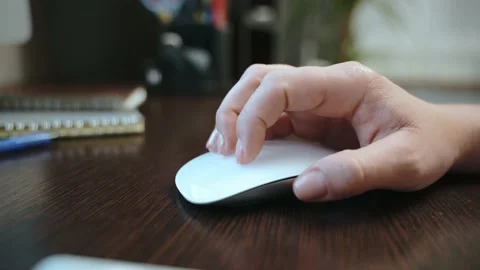 Close-up of a female hand holding a computer mouse. 库存影片 213727195