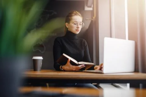 Close-up female hand making notes and notebook, businesswoman woman online 스톡 사진