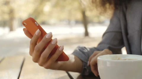 Close up of female hand using her cell phone, outdoor. Vídeo Stock 104149929