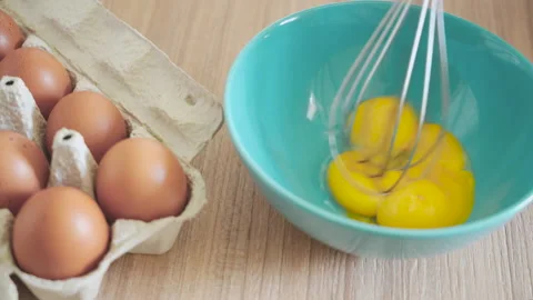Close-up of female hands beating eggs. Vídeo Stock 132086502