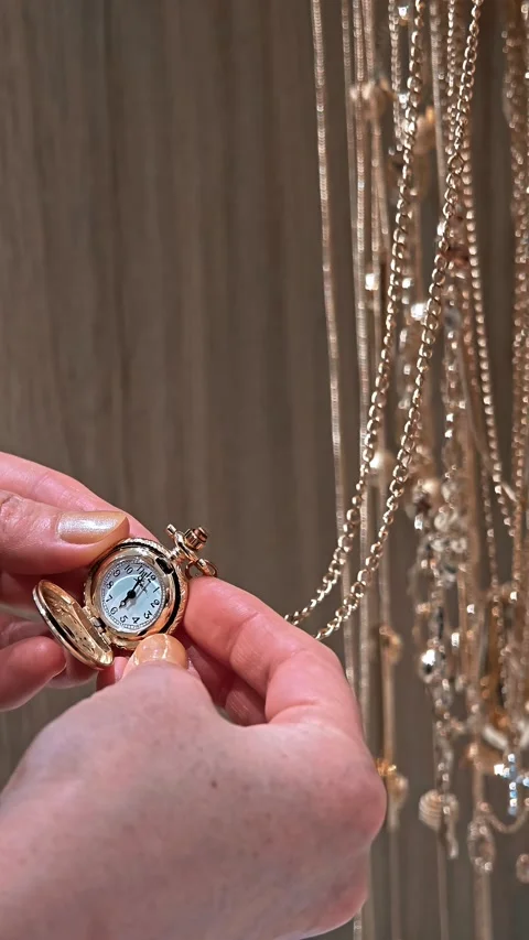Close up of female hands checking pendant on gold chain, evaluating jewelry Stock-Footage 330788123