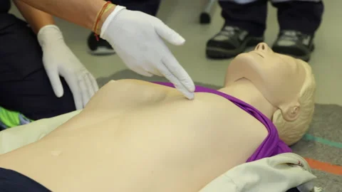 Close up of female hands explaining where to make a CPR (Cardiopulmonary 库存影片 137554695