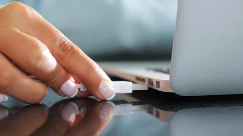 Close-up of female hands inserting usb drive cable into laptop and typing Vídeo Stock 95210140