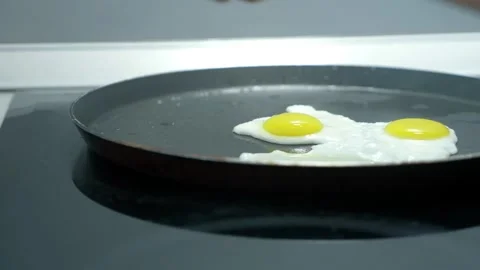Close up female hands prepare fried eggs from quail eggs Vidéo 135369680