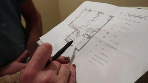 Close-up female hands show the layout of the apartment Vídeos de archivo 109548287