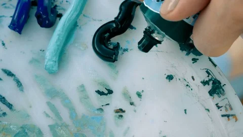 Close-up of female hands squeezing out a tube of green paint onto the palette 4K Vídeo Stock 78222281