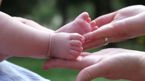 Close-up female hands stroking baby's feet Stock-Footage 227877236