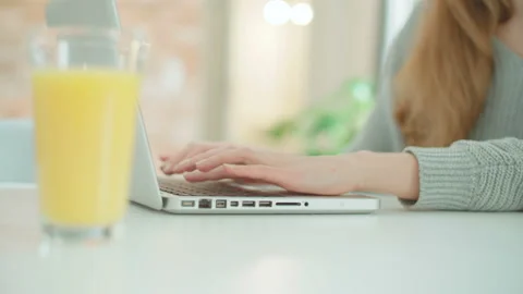 Close up of female hands using laptop computer while sitting at table. Vidéo 88830011