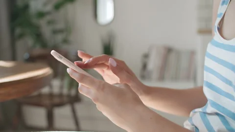 Close up of female hands using phone at home. Vidéo 97881457
