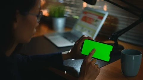 Close-up of female hands using a smart phone. chroma-key, green-screen Vidéo 98434939