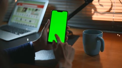 Close-up of female hands using a smart phone. chroma-key, green-screen 库存影片 98434966
