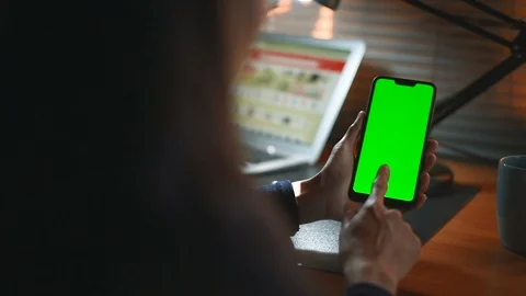 Close-up of female hands using a smart phone. chroma-key, green-screen 動画素材 98435038