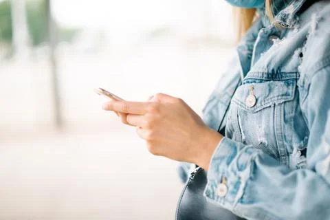 Close up of female hands using a smart phone in a city park. Foto stock