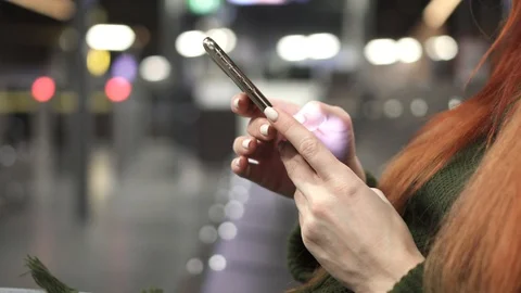 Close-up of female hands using smartphone in night city 스톡 동영상 105078385