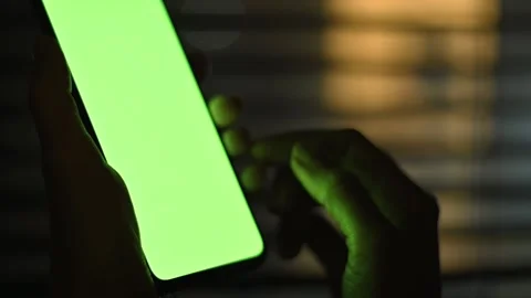 Close-up of female hands using smartphone with mock up green screen chroma key Видео 198491852