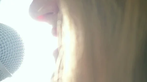 Close up of  Female Talking Singer Singing Into A Microphone Backlight Vídeos de archivo 128707787