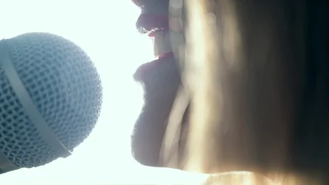 Close up of  Female Talking Singer Singing Into A Microphone Backlight Vidéo 128709300