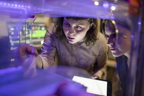 Close up female technicians using 3D printer Foto stock