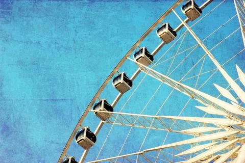 Close up of ferris wheel with blue sky, photo in old image style Ilustração Stock