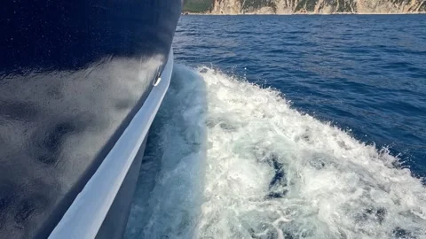 Close Up of Ferry Hull Cutting Through Blue Sea Water in Greece Vidéo 337006748