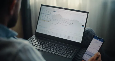 Close Up of Financial Expert Working on Smartphone and Laptop in Online Trading Vídeos de archivo 311123377