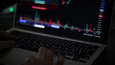 Close-Up of Financial Trading Chart on Laptop During Market Analysis Vídeo Stock 340450251