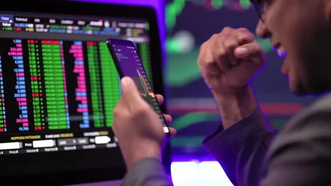 Close-up financial using smartphone analyze exchange rate diagram victory moment Video stock 185353469