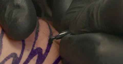 Close-up of the fine process of creating a tattoo for a client. Slow motion 스톡 동영상 144620827