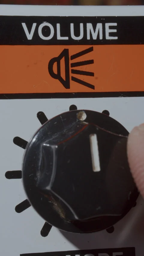 Close Up of Finger Adjusting Volume Knob on Vintage Guitar Amplifier 库存影片 342454015