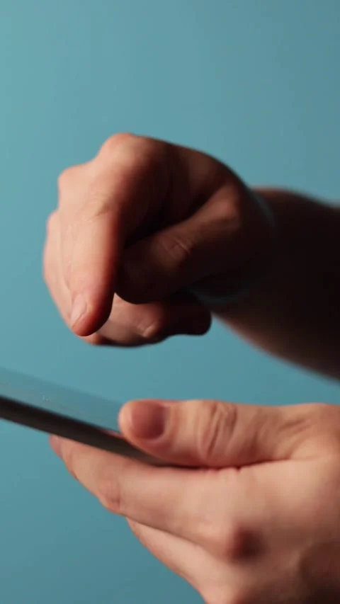 Close-up of a finger interacting with a digital tablet screen Vidéo 343838062