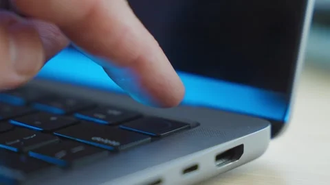 Close up on finger touching a laptop computer fingerprint recognition pad Vidéo 343686570