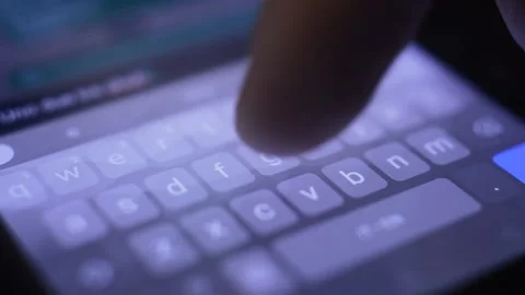 Close-up finger typing on a iphone keyboard in night. iphone typing night. Vidéo 230147199