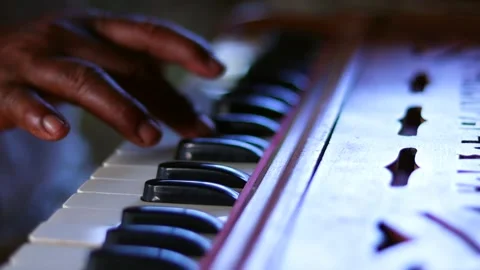 Close-Up of Fingers Playing Harmonium Keys During Musical Performance Vidéo 339760986